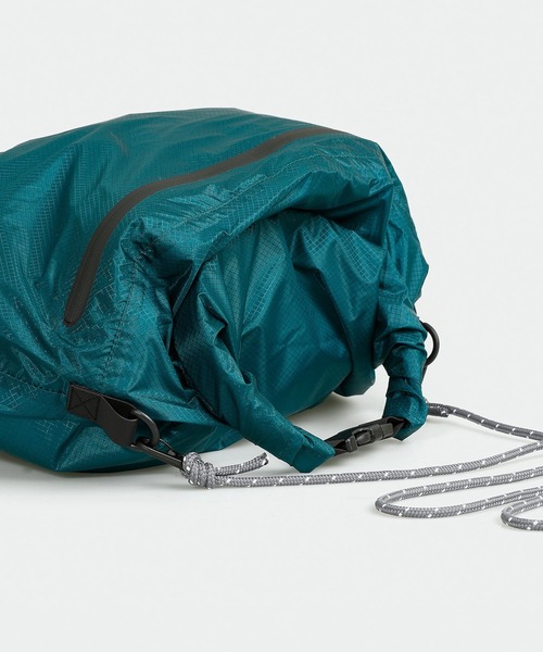 Nahe(ネーエ)の「nahe ネーエ ドライバッグ 2WAY 防水 折りたたみ サコッシュ 10L(L)(エコバッグ/サブバッグ・メンズ・ブラック/ターコイズブルー/イエロー/オレンジ/ライトグレー/ダークグリーン・FREE)」の9枚目の写真