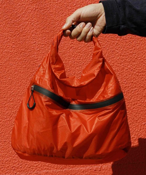 Nahe(ネーエ)の「nahe ネーエ ドライバッグ 2WAY 防水 折りたたみ サコッシュ 10L(L)(エコバッグ/サブバッグ・メンズ・ブラック/ターコイズブルー/イエロー/オレンジ/ライトグレー/ダークグリーン・FREE)」の18枚目の写真