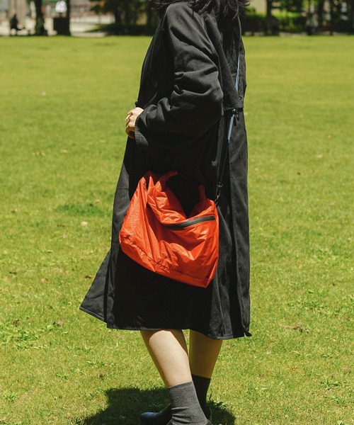 Nahe(ネーエ)の「nahe ネーエ ドライバッグ 2WAY 防水 折りたたみ サコッシュ 10L(L)(エコバッグ/サブバッグ・メンズ・ブラック/ターコイズブルー/イエロー/オレンジ/ライトグレー/ダークグリーン・FREE)」の21枚目の写真