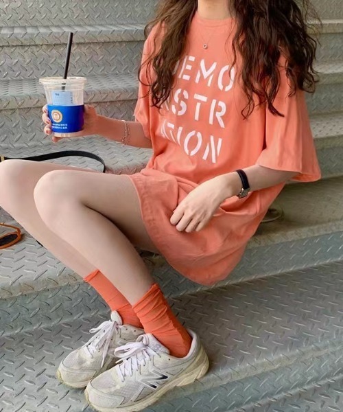 Sibra(シブラ)の「オーバーサイズTシャツ(Tシャツ/カットソー・レディース・ホワイト/ブラック/オレンジ/ブルー/ピンク・M)」の6枚目の写真