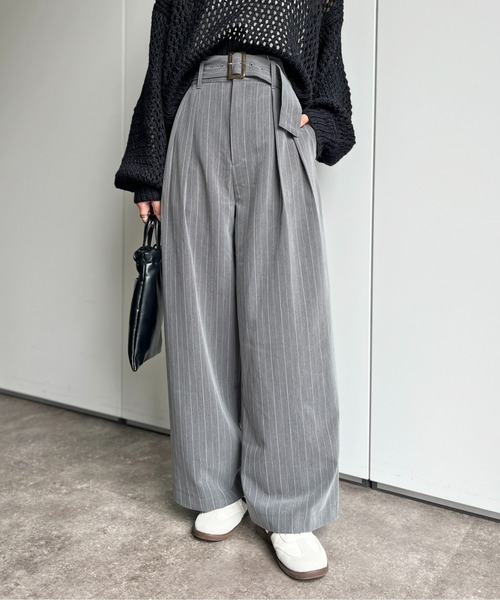 CPCM（シーピーシーエム）の「ピンストライプベルト付きタックパンツ