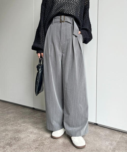 CPCM（シーピーシーエム）の「ピンストライプベルト付きタックパンツ