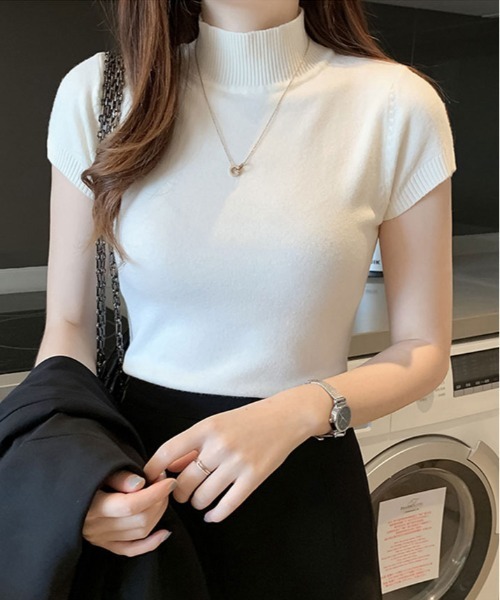 kirakiraShop(キラキラショップ)の「サラッと着られて、上品見え。毎日に寄り添う 半袖ハイネック サマーニット(ニット/セーター・レディース・アイボリー/ブラック/グレー/パープル/イエロー/ピンク/グリーン/オフホワイト/ベージュ/レッド/ブラウン/ブルー系その他/ピンク系その他/ネイビー・FREE)」の2枚目の写真