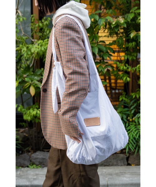 1/2 HALF（ニブンノイチハーフ）の「【 1/2(half) / ハーフ 】 本革 レザータグ ナイロン パッカブル ショルダーバッグ JAJ HA-301（トートバッグ・レディース・ホワイト/カーキ/ピンク/オレンジ/ブラック・FREE）」の11枚目の写真