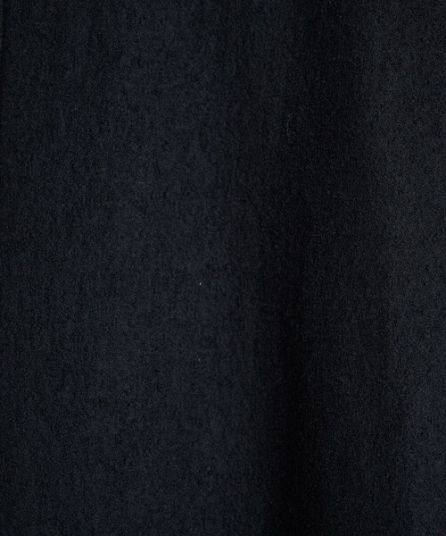 UJOH(ウジョー)の「Side Button Coat(チェスターコート・メンズ・ブラック/ワイン・2/3)」の8枚目の写真