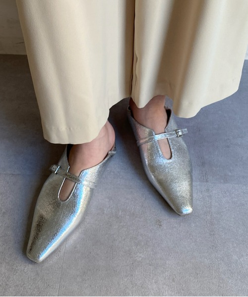 DouDou（ドゥドゥ）の「【WEB限定】ソフトスクエアUカットベルトフラットパンプス（パンプス・レディース・シルバー/アイボリー/ブラック・23cm/24cm）」の3枚目の写真