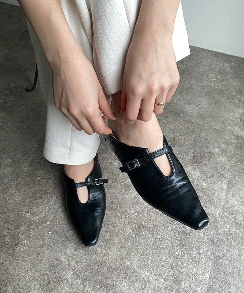 DouDou（ドゥドゥ）の「【WEB限定】ソフトスクエアUカットベルトフラットパンプス（パンプス・レディース・シルバー/アイボリー/ブラック・23cm/24cm）」の2枚目の写真