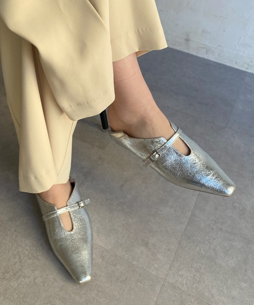 DouDou（ドゥドゥ）の「【WEB限定】ソフトスクエアUカットベルトフラットパンプス（パンプス・レディース・シルバー/アイボリー/ブラック・23cm/24cm）」の7枚目の写真