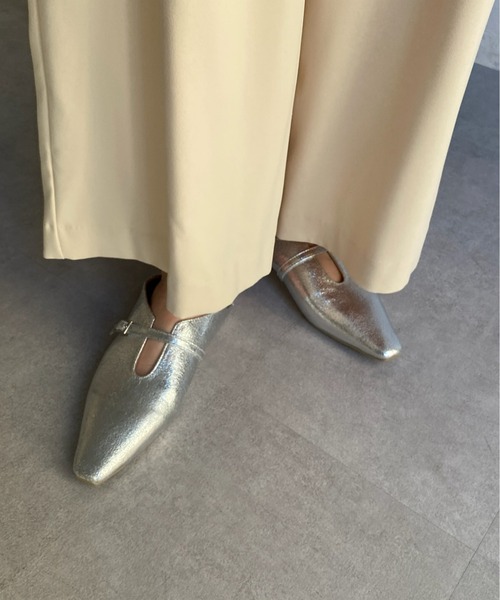 DouDou（ドゥドゥ）の「【WEB限定】ソフトスクエアUカットベルトフラットパンプス（パンプス・レディース・シルバー/アイボリー/ブラック・23cm/24cm）」の4枚目の写真