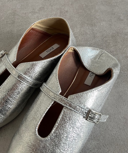 DouDou（ドゥドゥ）の「【WEB限定】ソフトスクエアUカットベルトフラットパンプス（パンプス・レディース・シルバー/アイボリー/ブラック・23cm/24cm）」の6枚目の写真