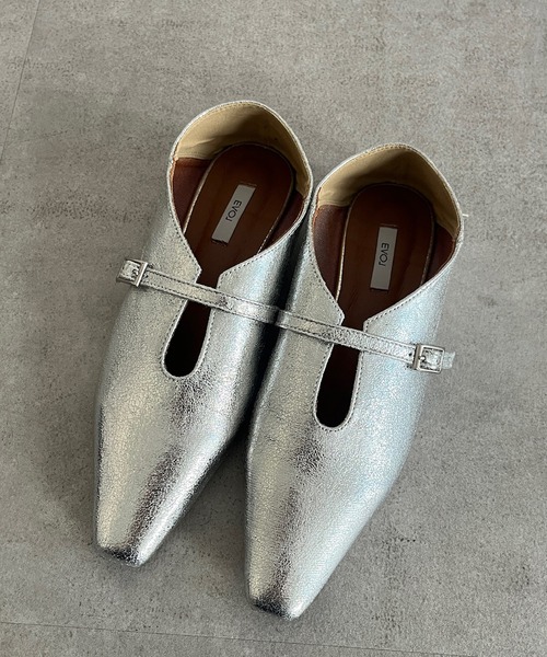 DouDou（ドゥドゥ）の「【WEB限定】ソフトスクエアUカットベルトフラットパンプス（パンプス・レディース・シルバー/アイボリー/ブラック・23cm/24cm）」の8枚目の写真