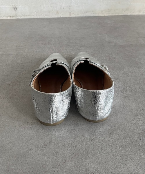 DouDou（ドゥドゥ）の「【WEB限定】ソフトスクエアUカットベルトフラットパンプス（パンプス・レディース・シルバー/アイボリー/ブラック・23cm/24cm）」の5枚目の写真