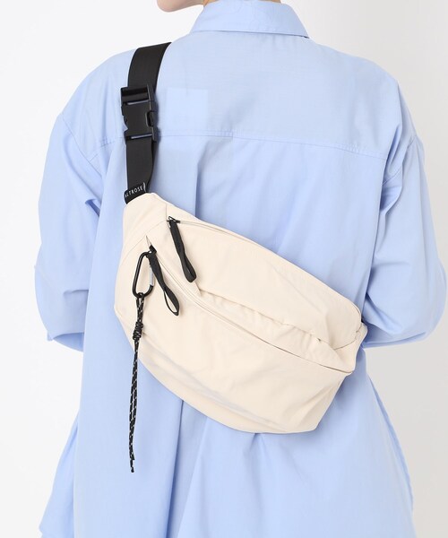 Ober Tashe(オーバータッシェ)の「ナイロン ボディバッグ(ボディバッグ/ウエストポーチ・レディース・ブラック/アイボリー/グレー・FREE)」の2枚目の写真