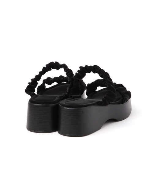 LAKOLE（ラコレ）の「ギャザーボリュームサンダル / 114250（サンダル・レディース・ブラック/シルバー・MEDIUM/LARGE）」の16枚目の写真