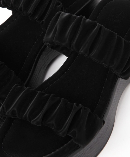 LAKOLE（ラコレ）の「ギャザーボリュームサンダル / 114250（サンダル・レディース・ブラック/シルバー・MEDIUM/LARGE）」の19枚目の写真