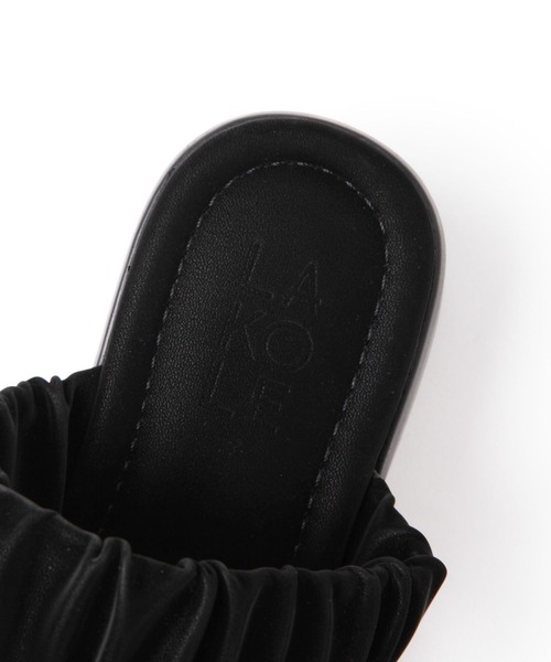 LAKOLE（ラコレ）の「ギャザーボリュームサンダル / 114250（サンダル・レディース・ブラック/シルバー・MEDIUM/LARGE）」の21枚目の写真