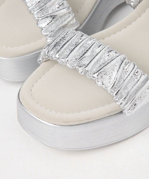 LAKOLE（ラコレ）の「ギャザーボリュームサンダル / 114250（サンダル・レディース・ブラック/シルバー・MEDIUM/LARGE）」の22枚目の写真