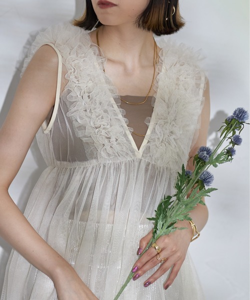 each（イーチ）の「深Vネックフリルチュールペプラムベスト（ベスト・レディース・ブラック/アイボリー/ライトグレー・FREE）」の3枚目の写真