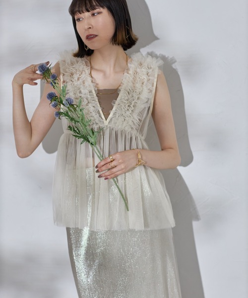 each（イーチ）の「深Vネックフリルチュールペプラムベスト（ベスト・レディース・ブラック/アイボリー/ライトグレー・FREE）」の4枚目の写真