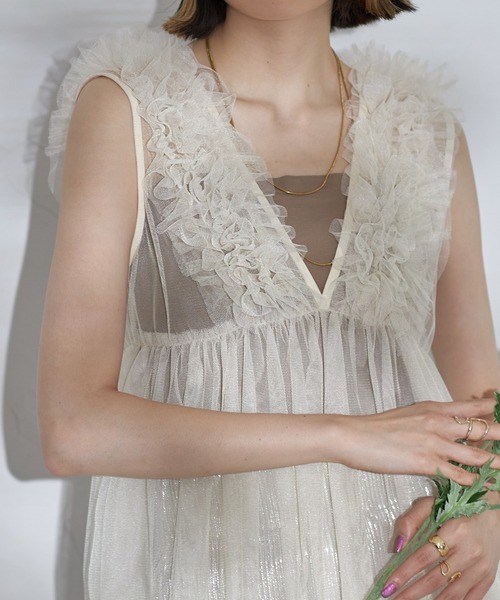 each（イーチ）の「深Vネックフリルチュールペプラムベスト（ベスト・レディース・ブラック/アイボリー/ライトグレー・FREE）」の8枚目の写真