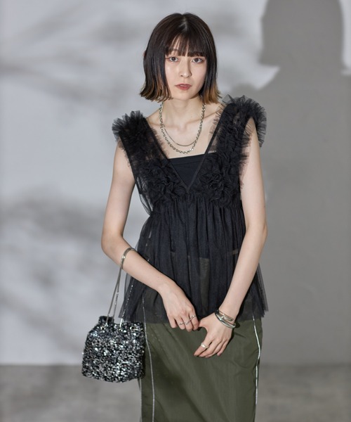 each（イーチ）の「深Vネックフリルチュールペプラムベスト（ベスト・レディース・ブラック/アイボリー/ライトグレー・FREE）」の18枚目の写真