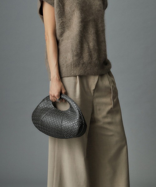 HIROKO HAYASHI（ヒロコハヤシ）の「GIRASOLE（ジラソーレ）クロワッサンバッグL（ハンドバッグ・レディース・ネイビー/ブラック系/ゴールド系/シルバー/ゴールド系3・00）」の2枚目の写真