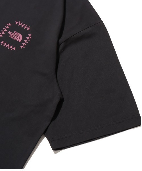 THE NORTH FACE(ザノースフェイス)の「THE NORTH FACE S/S Retro Bandana Logo Tee / ザ・ノース・フェイス ショート スリーブ レトロ バンダナ ロゴ ティー(Tシャツ/カットソー・メンズ・ブラック/ネイビー/ホワイト/オレンジ・XL/L/M/S/XXL)」の5枚目の写真
