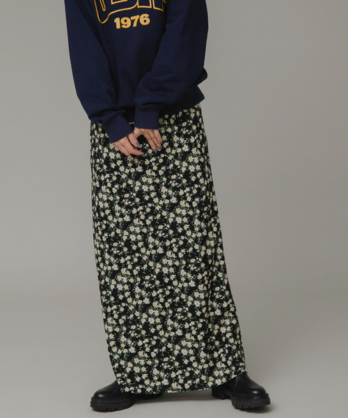 URBAN RESEARCH Sonny Label（アーバンリサーチサニーレーベル）の「小花柄プリントロングスカート（スカート・レディース・ネイビー/ブラック・36/38）」の2枚目の写真