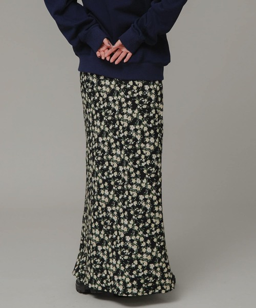 URBAN RESEARCH Sonny Label（アーバンリサーチサニーレーベル）の「小花柄プリントロングスカート（スカート・レディース・ネイビー/ブラック・36/38）」の6枚目の写真
