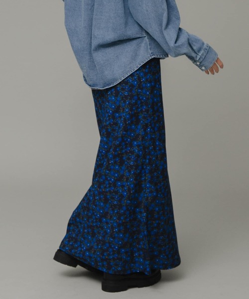 URBAN RESEARCH Sonny Label（アーバンリサーチサニーレーベル）の「小花柄プリントロングスカート（スカート・レディース・ネイビー/ブラック・36/38）」の22枚目の写真