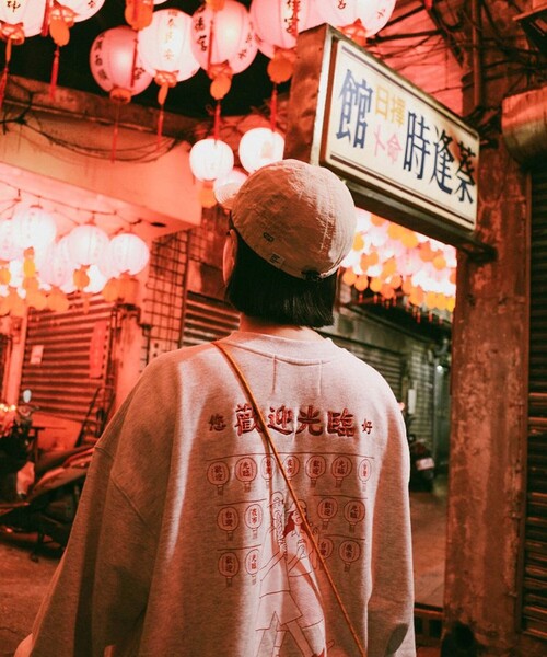 FREAK'S STORE(フリークスストア)の「Joanie/ジョエニー Happy Night Market SWEAT/刺繍 バックプリント クルーネック スウェット(スウェット・メンズ・グレー/ブラック/ホワイト・MEDIUM/LARGE/X-LARGE)」の3枚目の写真