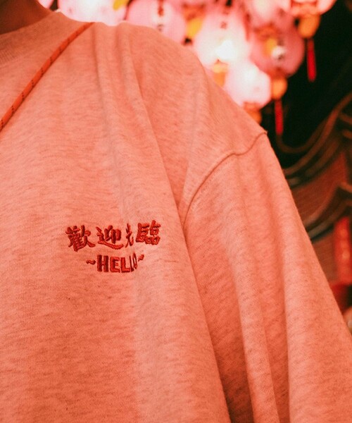 FREAK'S STORE(フリークスストア)の「Joanie/ジョエニー Happy Night Market SWEAT/刺繍 バックプリント クルーネック スウェット(スウェット・メンズ・グレー/ブラック/ホワイト・MEDIUM/LARGE/X-LARGE)」の14枚目の写真