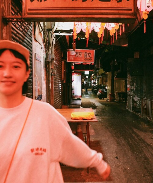 FREAK'S STORE(フリークスストア)の「Joanie/ジョエニー Happy Night Market SWEAT/刺繍 バックプリント クルーネック スウェット(スウェット・メンズ・グレー/ブラック/ホワイト・MEDIUM/LARGE/X-LARGE)」の13枚目の写真