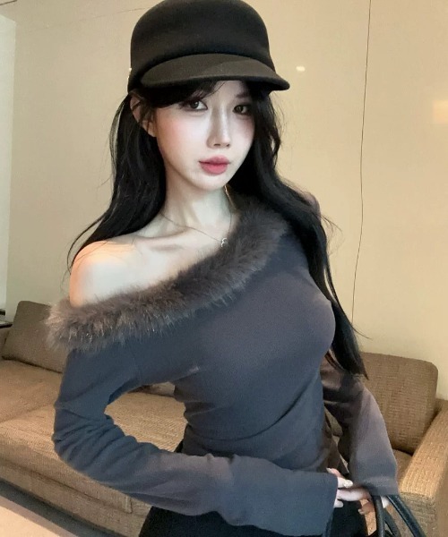 Achic(アシック)の「ファーワンショルダートップス(Tシャツ/カットソー・レディース・グレー・M)」の5枚目の写真
