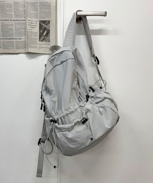 fredy emue（フレディエミュ）の「リップストップドロストリュック（バックパック/リュック・レディース・ライトグレー/ブラック/アイボリー・FREE）」の3枚目の写真