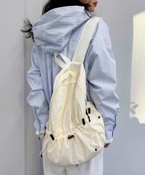 fredy emue（フレディエミュ）の「リップストップドロストリュック（バックパック/リュック・レディース・ライトグレー/ブラック/アイボリー・FREE）」の4枚目の写真