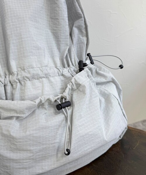 fredy emue（フレディエミュ）の「リップストップドロストリュック（バックパック/リュック・レディース・ライトグレー/ブラック/アイボリー・FREE）」の20枚目の写真