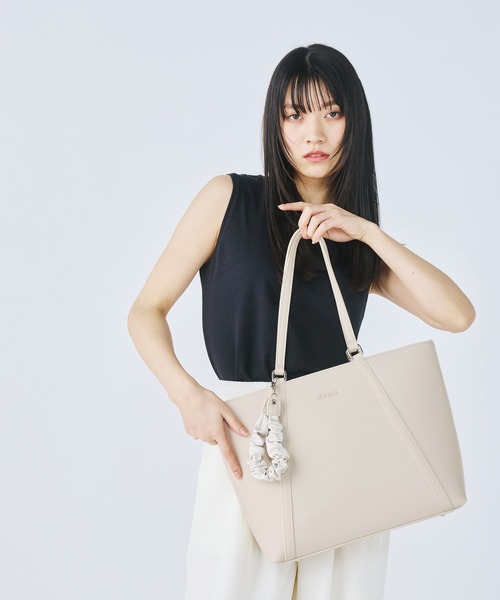 MURUA（ムルーア）の「MURUA(ムルーア) トートバッグ A4対応 MR-B1336 ギャザーチャーム（トートバッグ・レディース・ブラック/ベージュ・FREE）」の13枚目の写真