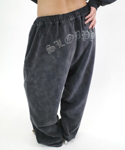 WHO'S WHO gallery（フーズフーギャラリー）の「【SLOPPY/スロッピー】ラインストーン裏毛スウェットパンツ（スウェットパンツ・レディース・アイボリー/チャコールグレー/サックスブルー・FREE）」の2枚目の写真