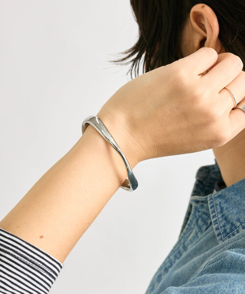 RIVE DROITE(リヴドロワ)の「【R.good(アールドットグッド)】カーブバングル(ブレスレット・レディース・シルバー/ゴールド・FREE)」の7枚目の写真