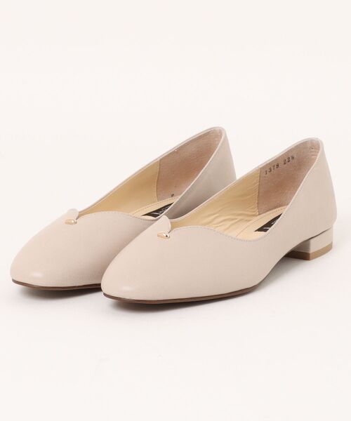 MACKINTOSH LONDON(マッキントッシュ ロンドン)の「スクエアトゥVカットカッターパンプス(パンプス・レディース・シルバー/ブラック/ライトベージュ・24.5cm/22.5cm/23.0cm/23.5cm/24.0cm/22.0cm)」の2枚目の写真