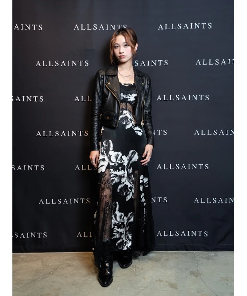 ALLSAINTS（オールセインツ）の「ELORA CROPPED SLIM LEATHER BIKER JACKET | ELORA クロップド スリム レザー バイカー ジャケット（ライダースジャケット・レディース・ブラック×ゴールド・8/6/12/10）」の2枚目の写真