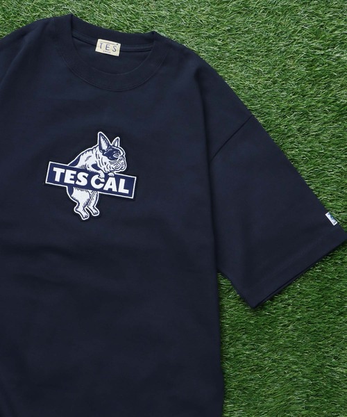 The Endless Summer(エンドレスサマー)の「TES CAL FELT WAPPEN BIG T-SHIRT / ビッグシルエットTシャツ(Tシャツ/カットソー・メンズ・ブラック/ホワイト/ネイビー/ブラウン・X-LARGE/LARGE/MEDIUM/SMALL)」の4枚目の写真