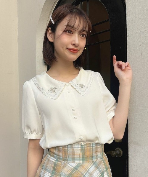 F i.n.t（フィント）の「リトルローズ刺繍カットワーク衿ブラウス【お揃いのローズ刺繍カーディガン展開】/ fint　フィント（シャツ/ブラウス・レディース・ホワイト×ブルー/ホワイト×ピンク/ホワイト×イエロー・FREE）」の3枚目の写真