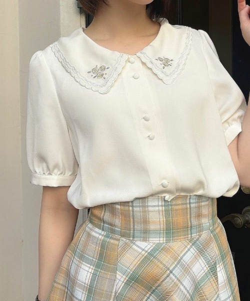 F i.n.t（フィント）の「リトルローズ刺繍カットワーク衿ブラウス【お揃いのローズ刺繍カーディガン展開】/ fint　フィント（シャツ/ブラウス・レディース・ホワイト×ブルー/ホワイト×ピンク/ホワイト×イエロー・FREE）」の4枚目の写真