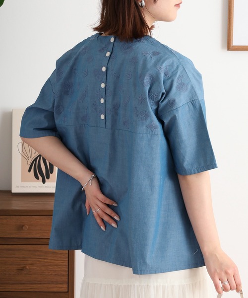 Emago（イマゴ）の「EMAGO お花レース風刺繍ブラウス（シャツ/ブラウス・レディース・オリーブ/ブルー・FREE）」の5枚目の写真