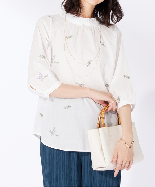 BELLUNA PLUS(ベルーナ)の「綿100%とび花刺しゅうブラウス(シャツ/ブラウス・レディース・ネイビー/オフホワイト・X-LARGE/LARGE/MEDIUM)」の1枚目の写真