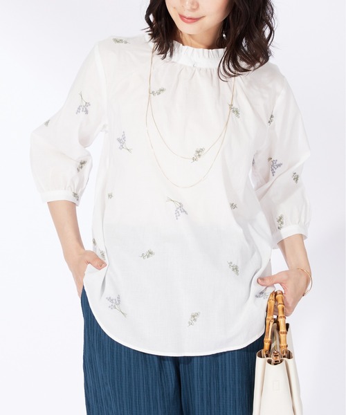 BELLUNA PLUS(ベルーナ)の「綿100%とび花刺しゅうブラウス(シャツ/ブラウス・レディース・ネイビー/オフホワイト・X-LARGE/LARGE/MEDIUM)」の4枚目の写真