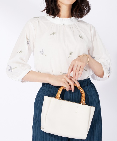 BELLUNA PLUS(ベルーナ)の「綿100%とび花刺しゅうブラウス(シャツ/ブラウス・レディース・ネイビー/オフホワイト・X-LARGE/LARGE/MEDIUM)」の6枚目の写真