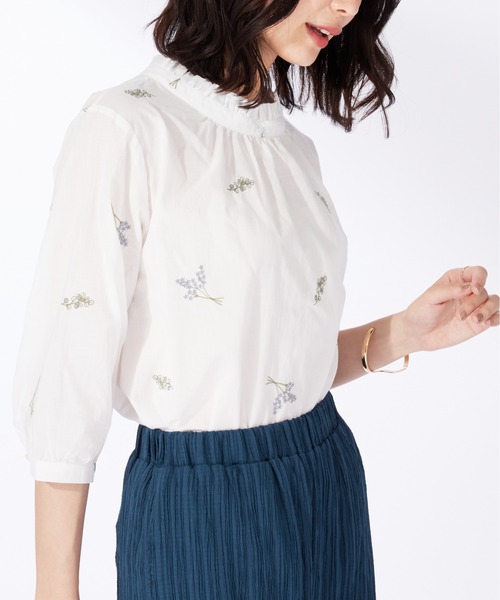 BELLUNA PLUS(ベルーナ)の「綿100%とび花刺しゅうブラウス(シャツ/ブラウス・レディース・ネイビー/オフホワイト・X-LARGE/LARGE/MEDIUM)」の7枚目の写真